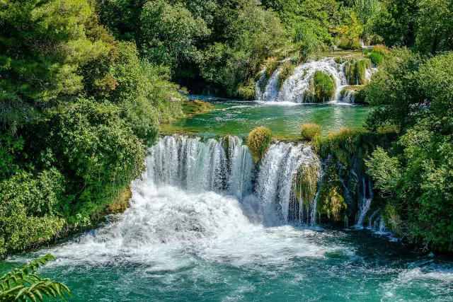 De brede watervaltrappen van Skradinski Buk in Nationaal Park Krka De brede watervaltrappen van Skradinski Buk in Nationaal Park Krka