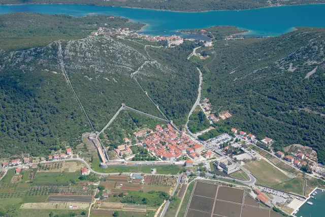 Luchtfoto van de verdedigingsmuur die over de heuvels tussen Ston en de zoutpannen loopt