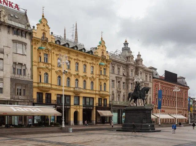 Caféterras onder een luifel aan het Ban Jelačić-plein