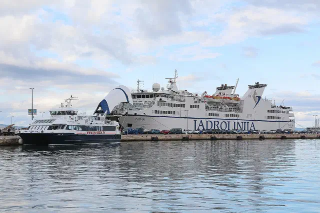 Een autoveerboot van Jadrolinija afgemeerd in de haven van Split