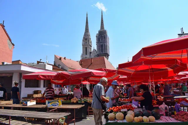 Kraam met groente en fruit in kratten met prijsbordjes op een Kroatische markt