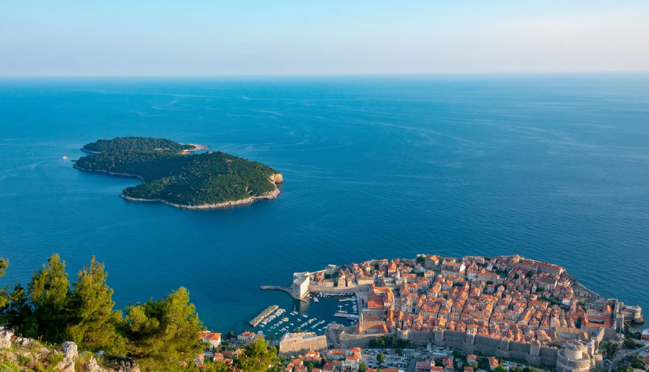Luchtfoto van de oude stad van Dubrovnik en het eiland Lokrum aan de Adriatische kust