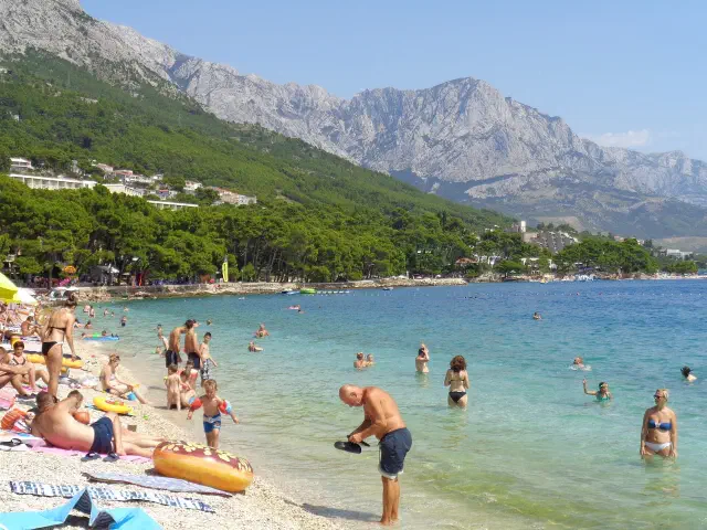 Het strand Podrace en de kiezelbaaien van Brela onder het Biokovo Het strand Podrace en de kiezelbaaien van Brela onder het Biokovo