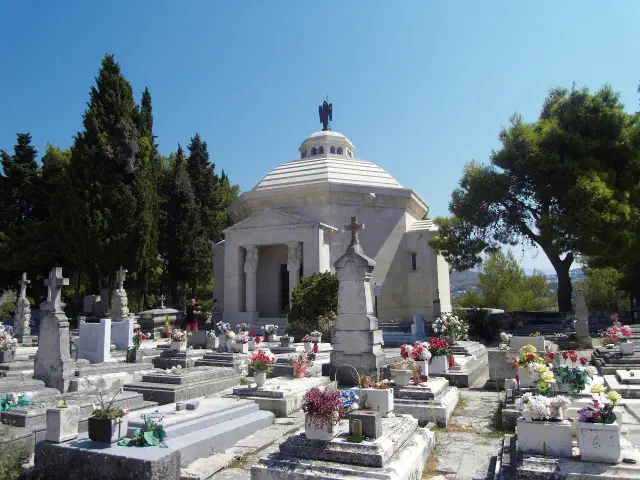 Het witmarmeren Racic-mausoleum in Cavtat Het witmarmeren Racic-mausoleum in Cavtat