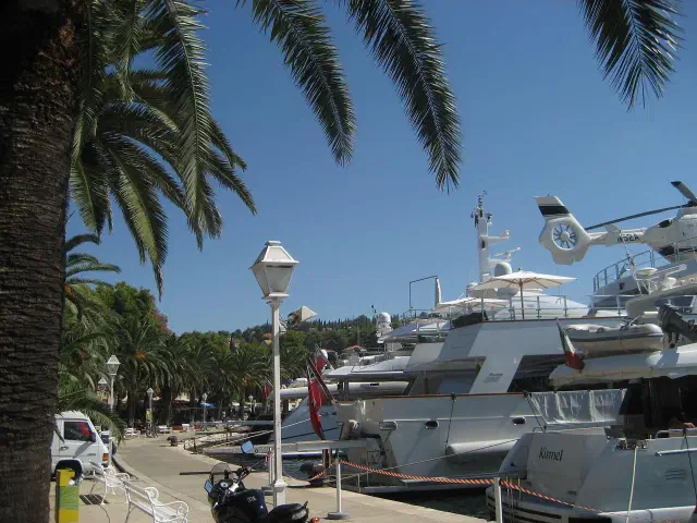 De palmenpromenade riva langs de haven van Cavtat De palmenpromenade riva langs de haven van Cavtat