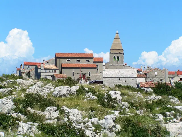 Het klifdorp Lubenice op Cres hoog boven de zee Het klifdorp Lubenice op Cres hoog boven de zee