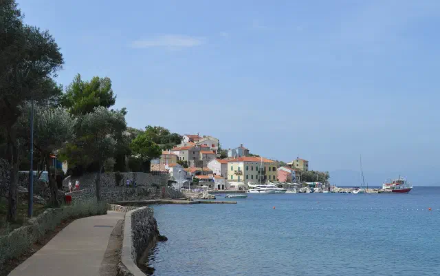 Het vissersdorp Valun aan een baai op Cres Het vissersdorp Valun aan een baai op Cres