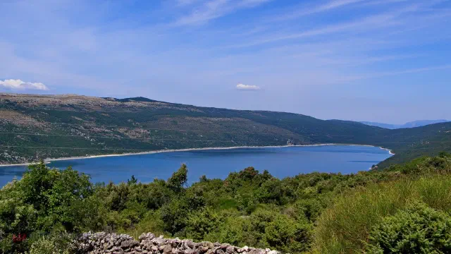 Het diepe zoetwatermeer Vrana midden op het eiland Cres Het diepe zoetwatermeer Vrana midden op het eiland Cres