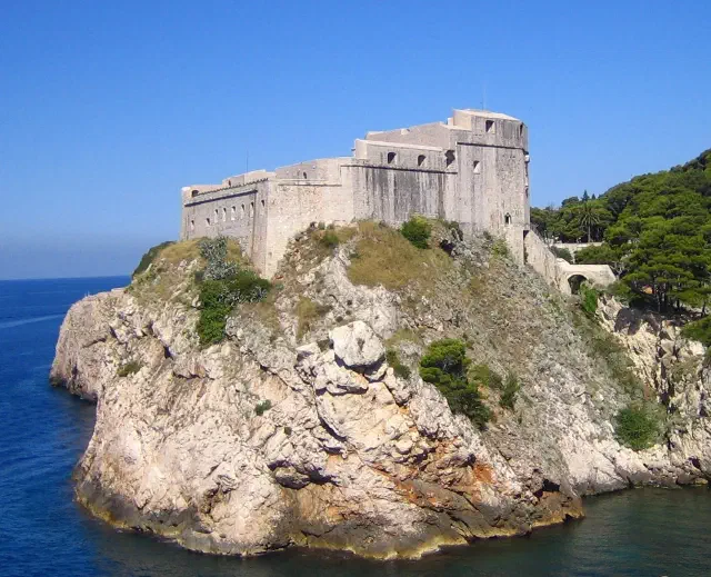 Fort Lovrijenac op een rots buiten de stadsmuren van Dubrovnik Fort Lovrijenac op een rots buiten de stadsmuren van Dubrovnik