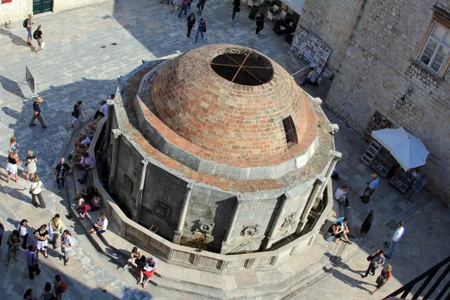 Kabelbaan naar de Srd-berg met uitzicht over Dubrovnik en de zee Kabelbaan naar de Srd-berg met uitzicht over Dubrovnik en de zee