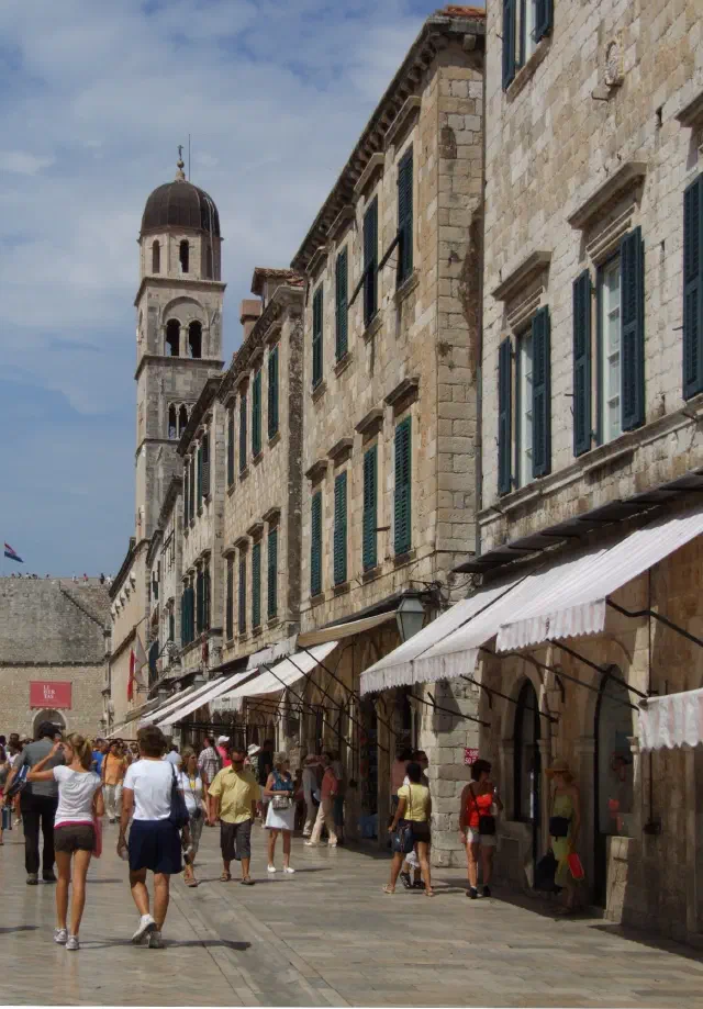 De Stradun, de geplaveide hoofdstraat van de oude stad van Dubrovnik De Stradun, de geplaveide hoofdstraat van de oude stad van Dubrovnik