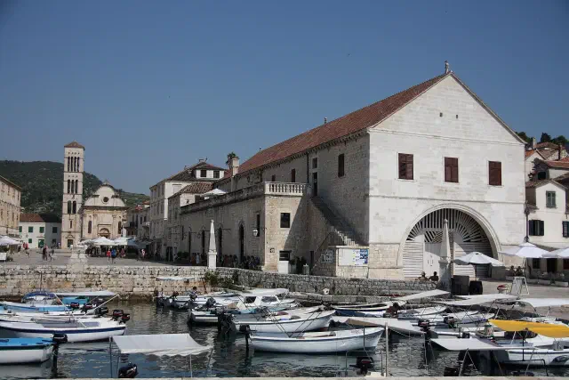 Het Venetiaanse arsenaal aan de haven van Hvar met het historische theater Het Venetiaanse arsenaal aan de haven van Hvar met het historische theater