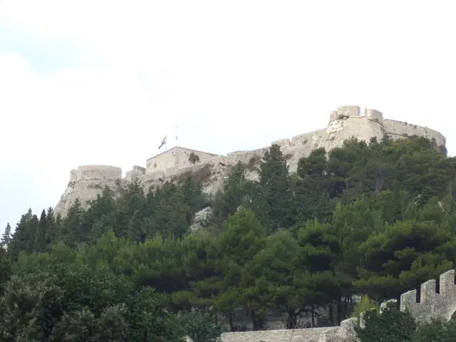 De Fortica-vesting boven Hvar met uitzicht over de haven en de Pakleni-eilanden De Fortica-vesting boven Hvar met uitzicht over de haven en de Pakleni-eilanden