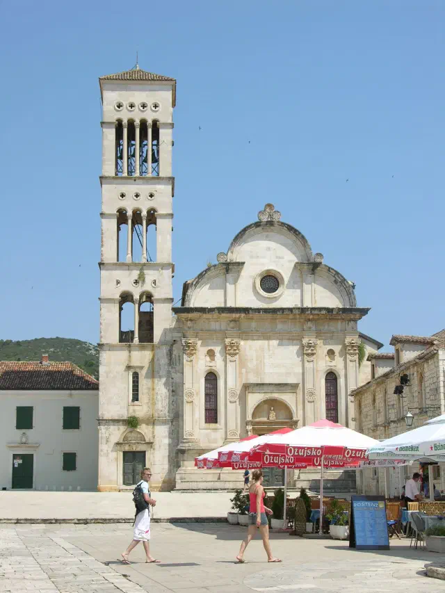 De kathedraal van Sint-Stefanus aan het hoofdplein van Hvar De kathedraal van Sint-Stefanus aan het hoofdplein van Hvar