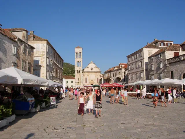Het Sint-Stefanusplein in Hvar, het grootste oude plein van Dalmatie Het Sint-Stefanusplein in Hvar, het grootste oude plein van Dalmatie