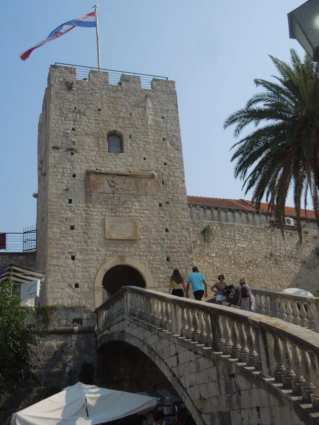 De Landpoort met de Veliki Revelin-toren en de trap naar de oude stad van Korčula