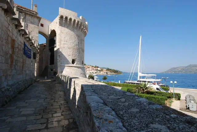 De stadsmuren en ronde torens rond de oude stad van Korčula