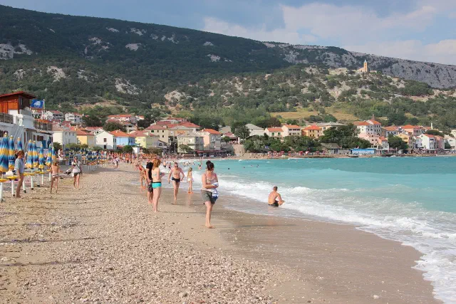 Het strand Vela plaza bij Baska op Krk
