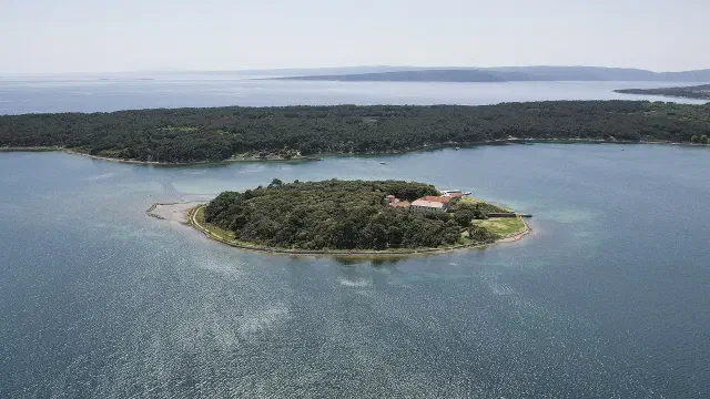 Het kloostereiland Kosljun in de baai van Punat