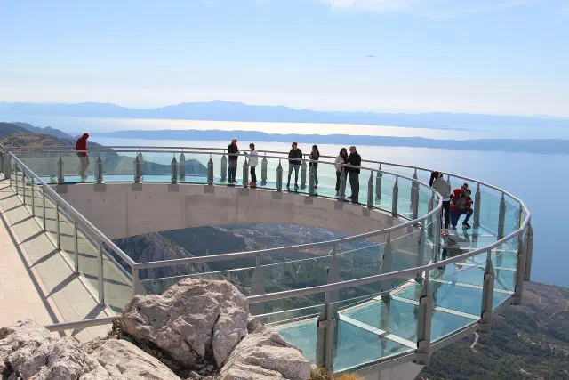 Biokovo Skywalk met glazen uitkijkplatform hoog boven de kust van Makarska