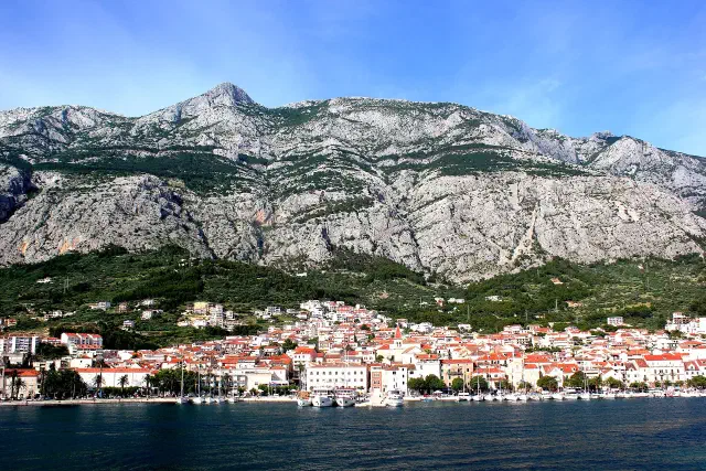 De Riva van Makarska, een palmenboulevard langs de baai met bootjes in de haven