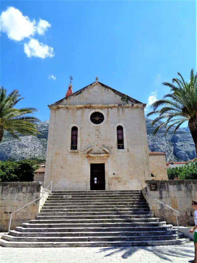 De barokke Sint-Marcuskerk aan het Kacic-plein in Makarska