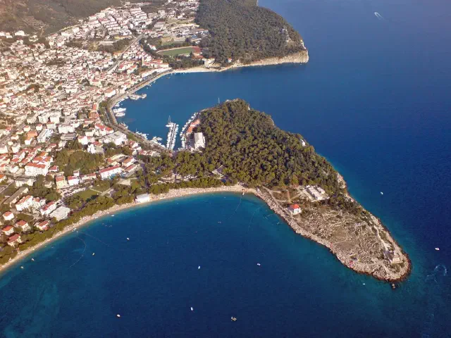 Het beboste schiereiland Sveti Petar bij Makarska met paadjes langs het water