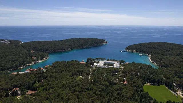 De Cikat-baai bij Mali Lošinj met dennen en villas