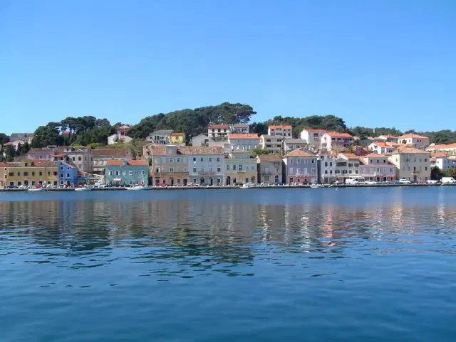 De kleurrijke haven van Mali Lošinj met pastelkleurige huizen