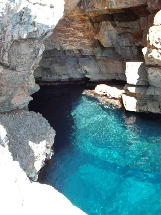 De Odysseusgrot bij Babino Polje op Mljet