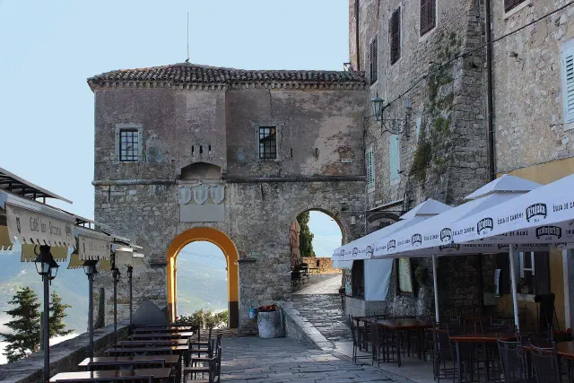 De oude stad en de hoofdpoort van Motovun met de Venetiaanse leeuw