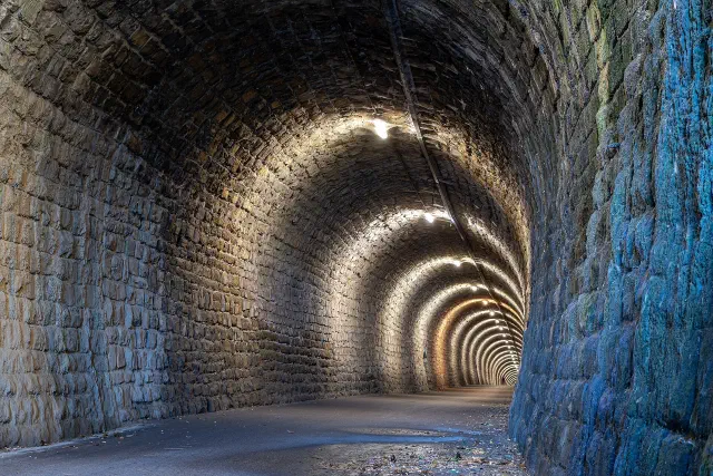 De Parenzana fiets- en wandelroute over de oude spoorlijn bij Motovun