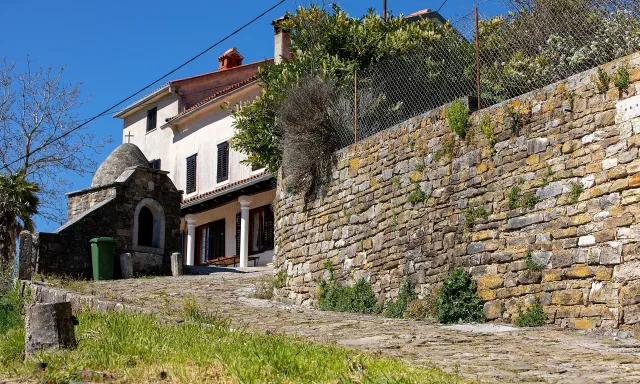 De stadsmuren en wallen van Motovun met uitzicht over het Mirna-dal