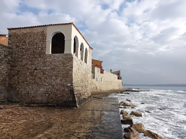 De Belveder en de Gradska loža, de stadsloggia aan zee in Novigrad