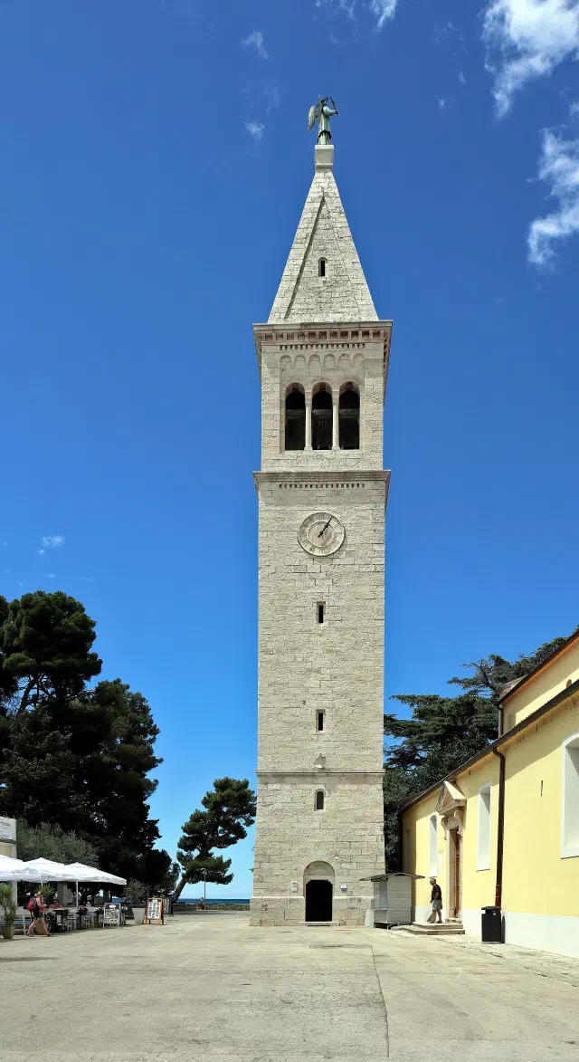 De campanile of klokkentoren met het beeld van Sint-Pelagius in Novigrad