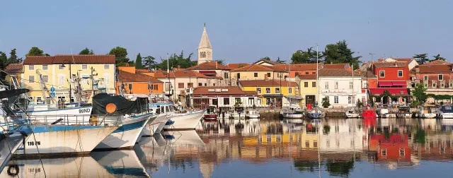 De oude stad op het schiereiland met de middeleeuwse stadsmuren in Novigrad