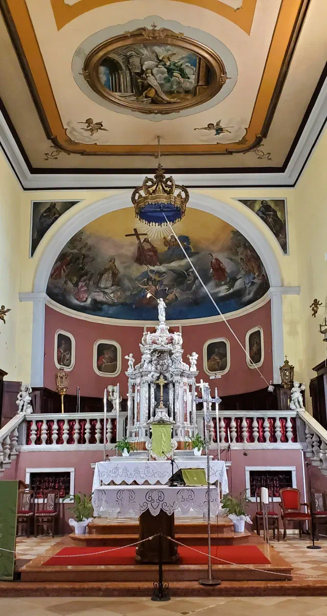 Het barokke interieur met altaar in de kerk van Sint-Pelagius in Novigrad