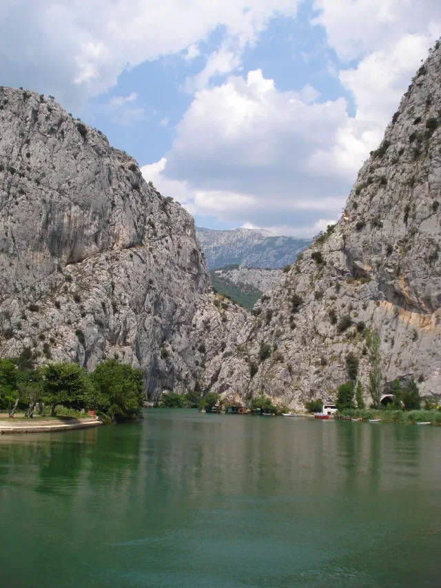 De Cetina-kloof bij de riviermonding van Omiš De Cetina-kloof bij de riviermonding van Omiš