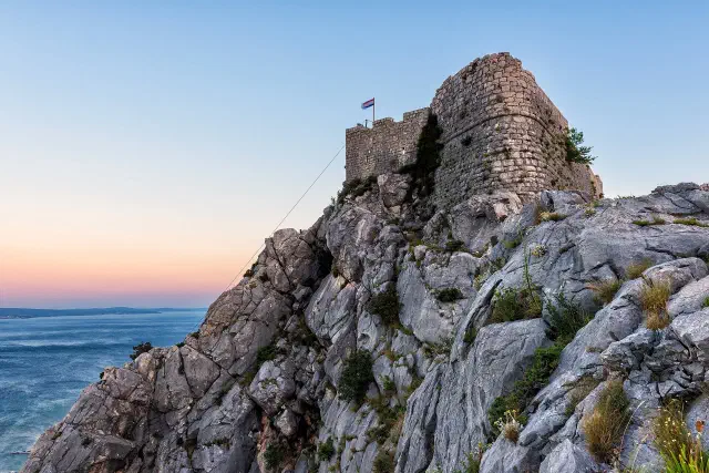 De Fortica-vesting hoog boven Omiš De Fortica-vesting hoog boven Omiš