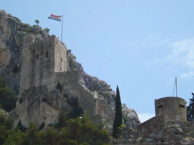 Het Mirabella-fort midden in de oude stad van Omiš Het Mirabella-fort midden in de oude stad van Omiš