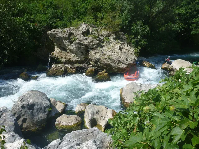 Raften over de stroomversnellingen van de Cetina bij Omiš Raften over de stroomversnellingen van de Cetina bij Omiš
