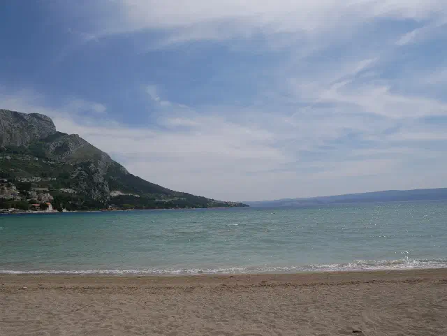 Het zandstrand Velika plaza bij het centrum van Omiš Het zandstrand Velika plaza bij het centrum van Omiš