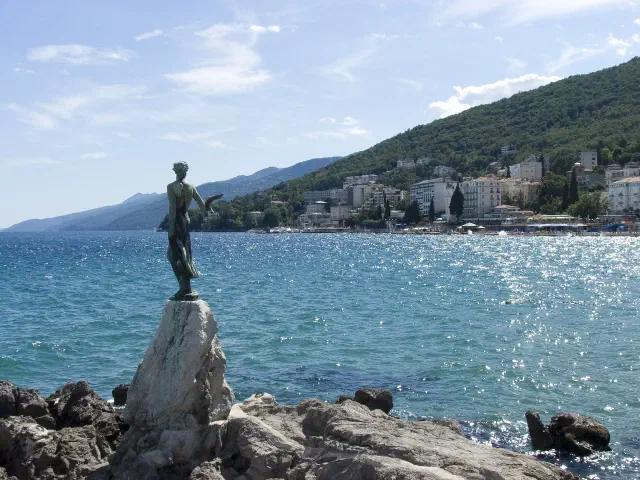 Het beeld Maagd met de Meeuw op de rotsen aan zee in Opatija Het beeld Maagd met de Meeuw op de rotsen aan zee in Opatija
