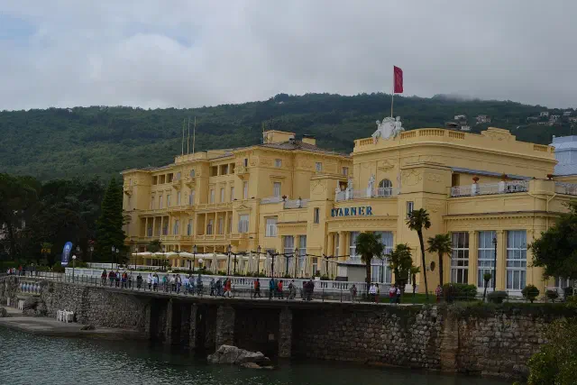 Het Slatina-strand in Opatija met de grand hotels langs de promenade Het Slatina-strand in Opatija met de grand hotels langs de promenade