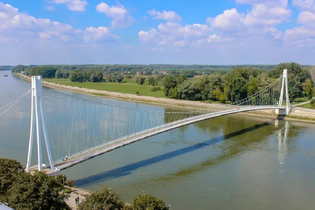 De Drava-promenade en hangbrug in Osijek
