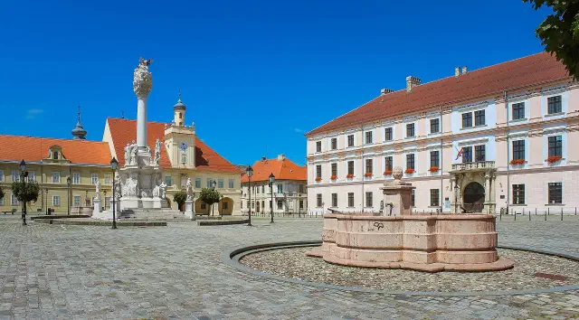 Het Heilige-Drievuldigheidsplein in de Tvrda van Osijek