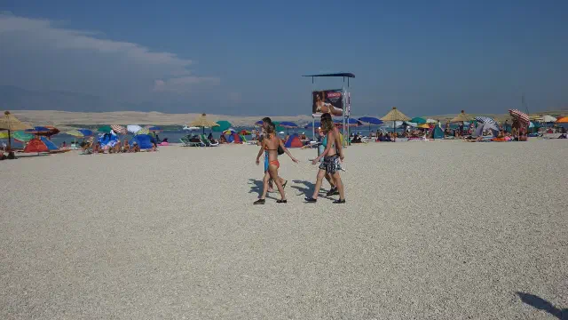 Het feeststrand Zrce bij Novalja op Pag