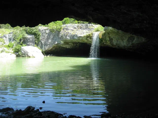 De waterval Zarečki krov bij Pazin