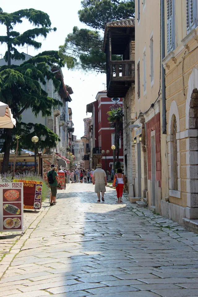 De Decumanus, de Romeinse hoofdstraat van de oude stad van Poreč De Decumanus, de Romeinse hoofdstraat van de oude stad van Poreč