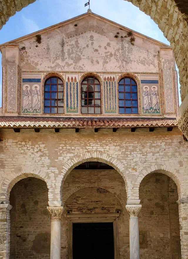 Eufrasius-basiliek in Poreč met goudglanzende Byzantijnse mozaieken in de apsis Eufrasius-basiliek in Poreč met goudglanzende Byzantijnse mozaieken in de apsis